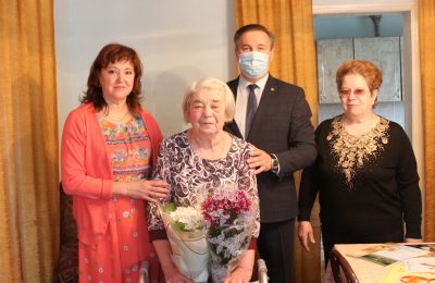 Глава района поздравил с 85-летием учителя Колыванской школы №1