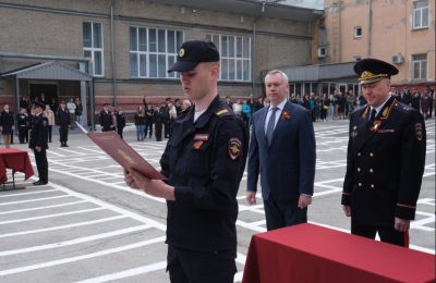 Андрей Травников принял присягу молодых сотрудников полиции