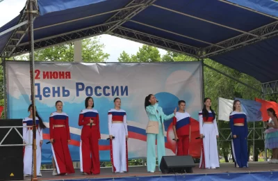 Праздничный концерт в честь Дня России состоялся на площади Дома культуры «Юность» в Колывани