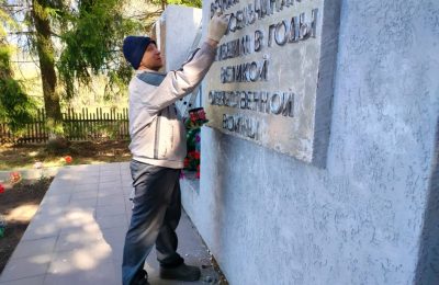 Памятник землякам обновил южинец Токарев