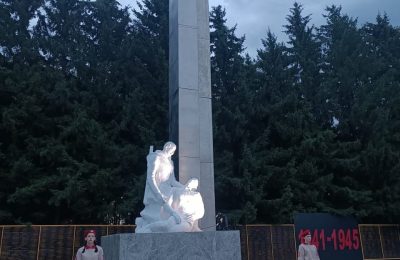 Первые зажгли Свечи памяти