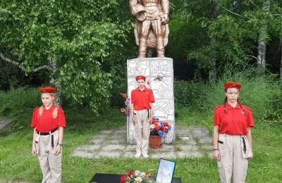 Вечный огонь зажгли в Сидоровке у памятника Неизвестному солдату