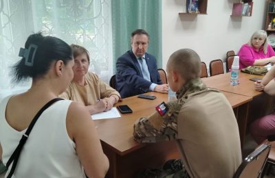 Благоустройство, летний отдых и оздоровление обсудили на встрече глава района Евгений Артюхов и участники СВО