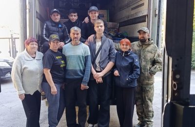 Волонтеры помогают в погрузке гумпомощи