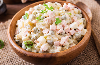 Праздничные салаты к зимним торжествам: как грамотно подобрать ингредиенты и сохранить свежесть