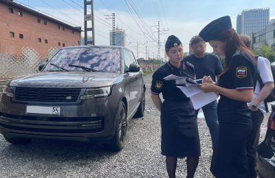 За долги в 27 млн рублей у жительницы Новосибирской области арестовали элитный внедорожник