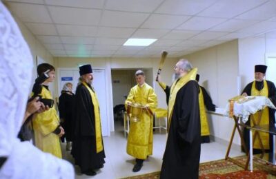 Владыка освятил больницу в Колывани